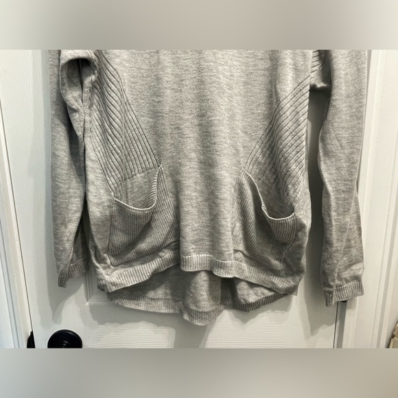 Alison Sheri Women’s Knit Sweater Top w/ Front Pockets size Medium Gray - Picture 2 of 9